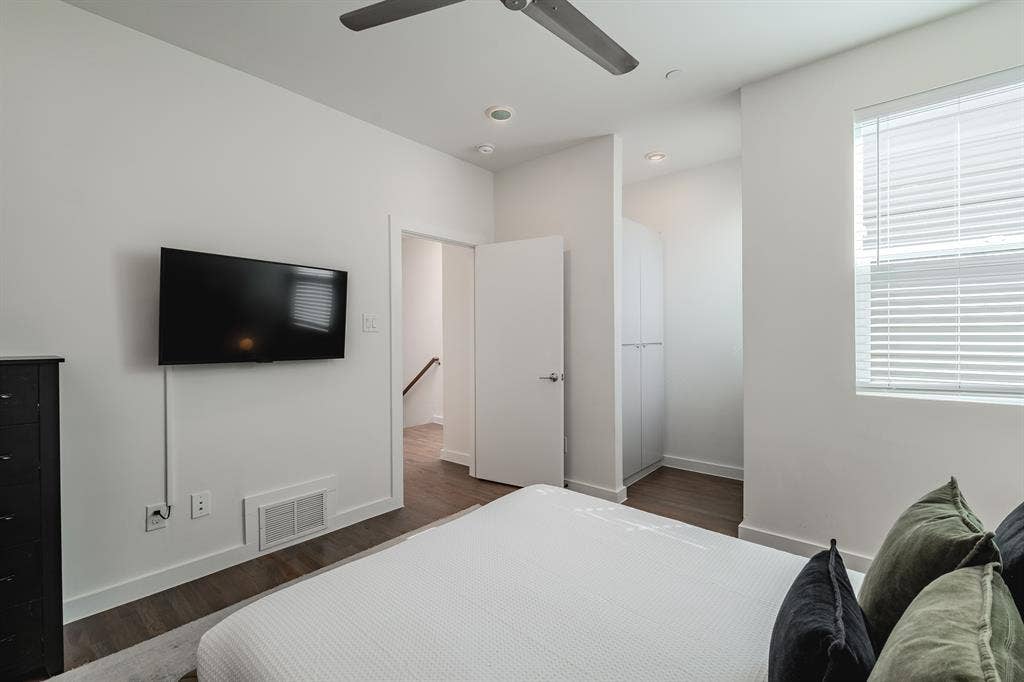 1502 Bennett Avenue, #106, Dallas, TX 75206 Neutral-toned room featuring dark wood-finish flooring, a contemporary ceiling fan, recessed lighting, and white horizontal blinds