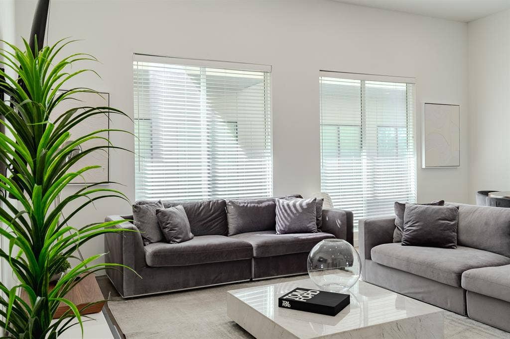 1502 Bennett Avenue, #106, Dallas, TX 75206 High ceilings and dual large-format windows with horizontal blinds