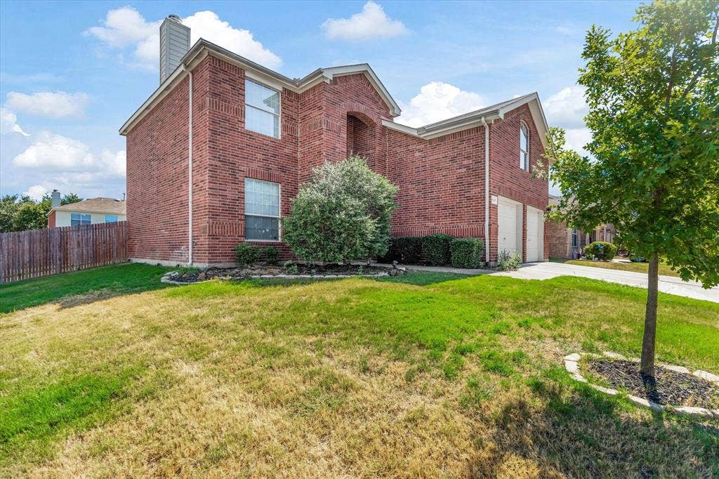 1047 Stream Drive, Grand Prairie, TX 75052 1047 Stream Drive, Grand Prairie, TX 75052