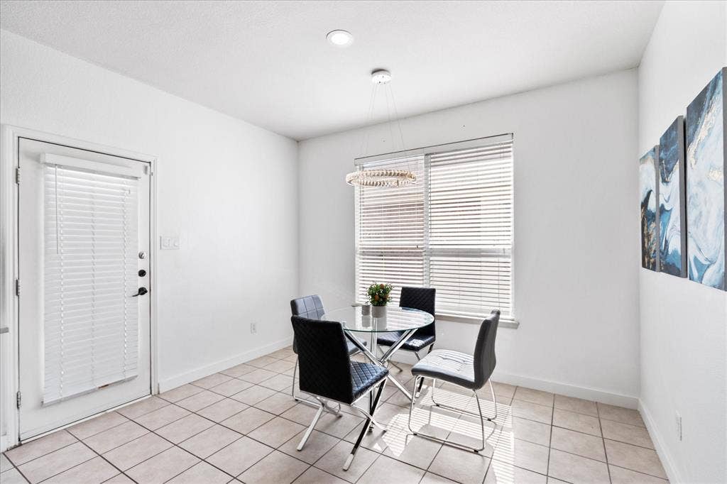 1047 Stream Drive, Grand Prairie, TX 75052 1047 Stream Drive, Grand Prairie, TX 75052
