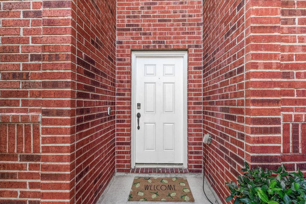 1047 Stream Drive, Grand Prairie, TX 75052 1047 Stream Drive, Grand Prairie, TX 75052