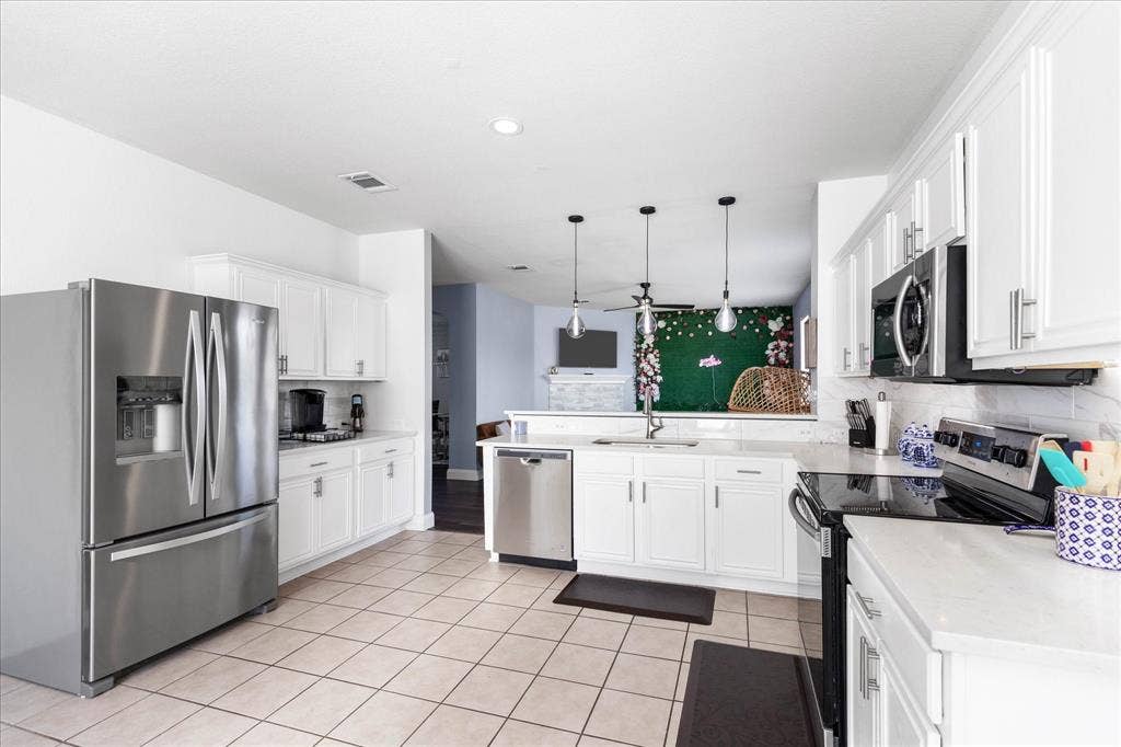 1047 Stream Drive, Grand Prairie, TX 75052 1047 Stream Drive, Grand Prairie, TX 75052