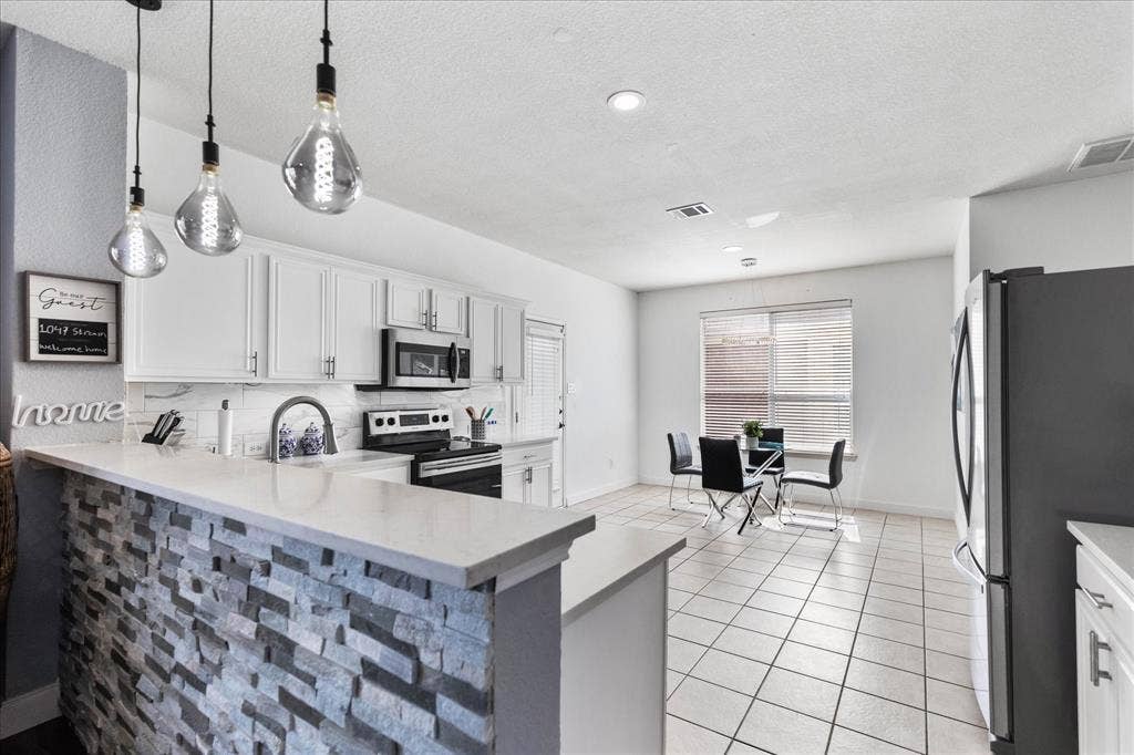 1047 Stream Drive, Grand Prairie, TX 75052 1047 Stream Drive, Grand Prairie, TX 75052