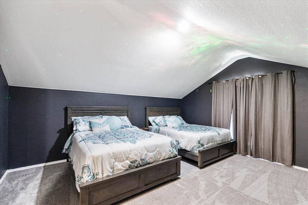 1047 Stream Drive, Grand Prairie, TX 75052 1047 Stream Drive, Grand Prairie, TX 75052