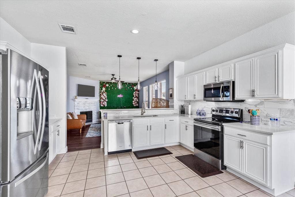 1047 Stream Drive, Grand Prairie, TX 75052 1047 Stream Drive, Grand Prairie, TX 75052