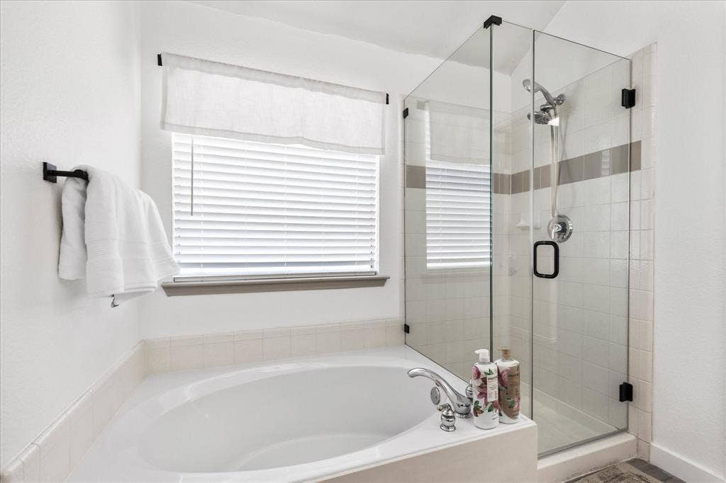 1047 Stream Drive, Grand Prairie, TX 75052 1047 Stream Drive, Grand Prairie, TX 75052
