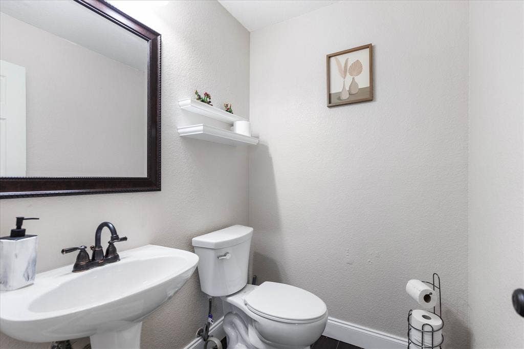 1047 Stream Drive, Grand Prairie, TX 75052 1047 Stream Drive, Grand Prairie, TX 75052