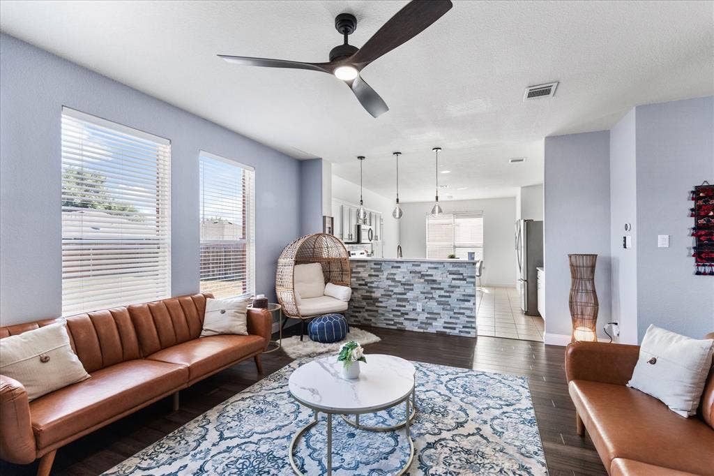 1047 Stream Drive, Grand Prairie, TX 75052 1047 Stream Drive, Grand Prairie, TX 75052