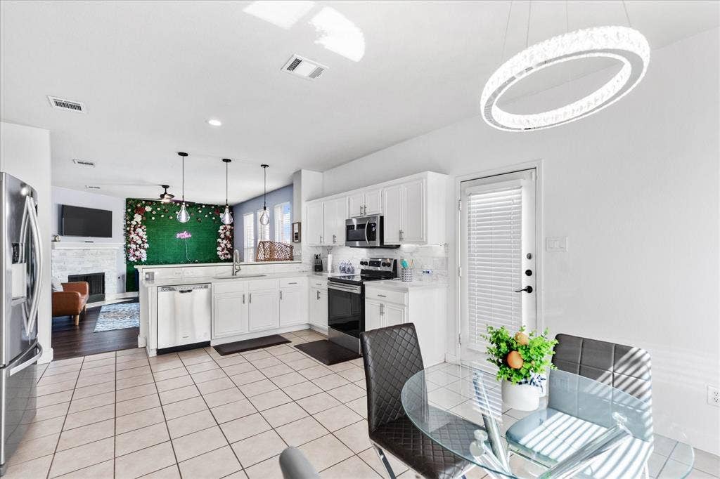 1047 Stream Drive, Grand Prairie, TX 75052 1047 Stream Drive, Grand Prairie, TX 75052
