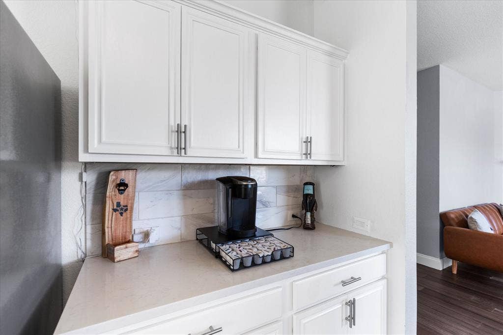 1047 Stream Drive, Grand Prairie, TX 75052 1047 Stream Drive, Grand Prairie, TX 75052