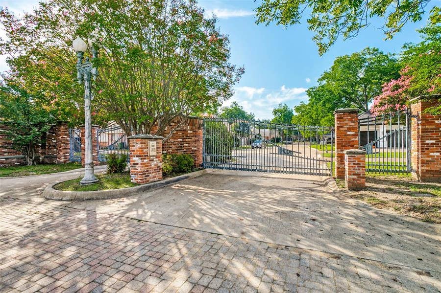 Property photo for 1010 Village Green Court, Arlington, TX