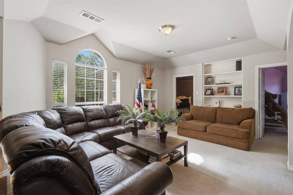 9006 Hogan Drive, Rowlett, TX 75089 9006 Hogan Drive, Rowlett, TX 75089