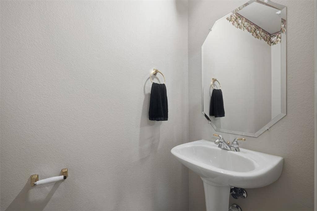 9006 Hogan Drive, Rowlett, TX 75089 9006 Hogan Drive, Rowlett, TX 75089
