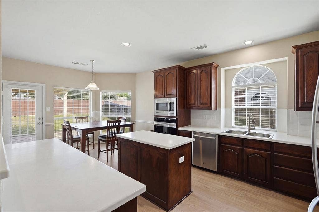 9006 Hogan Drive, Rowlett, TX 75089 9006 Hogan Drive, Rowlett, TX 75089