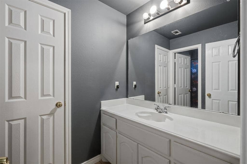 9006 Hogan Drive, Rowlett, TX 75089 9006 Hogan Drive, Rowlett, TX 75089