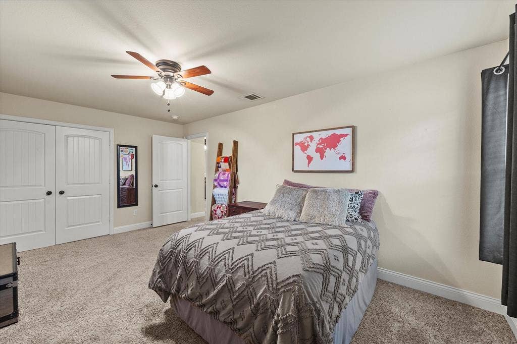 Spacious auxiliary bedroom