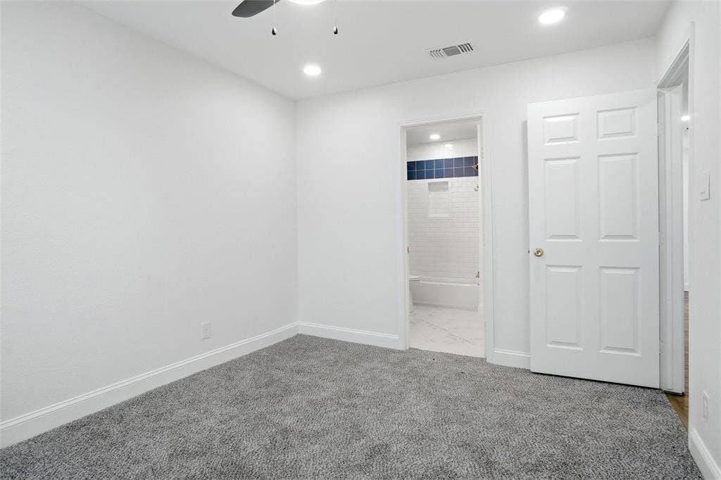 10430 Desdemona Drive, Dallas, TX 75228 Primary bedroom with ensuite full bathroom