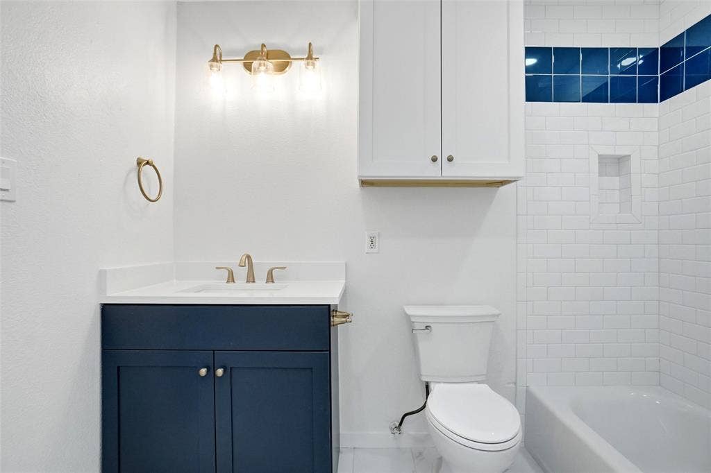 10430 Desdemona Drive, Dallas, TX 75228 Updated primary Bath with new vanity, toilet, updated tile and fixtures