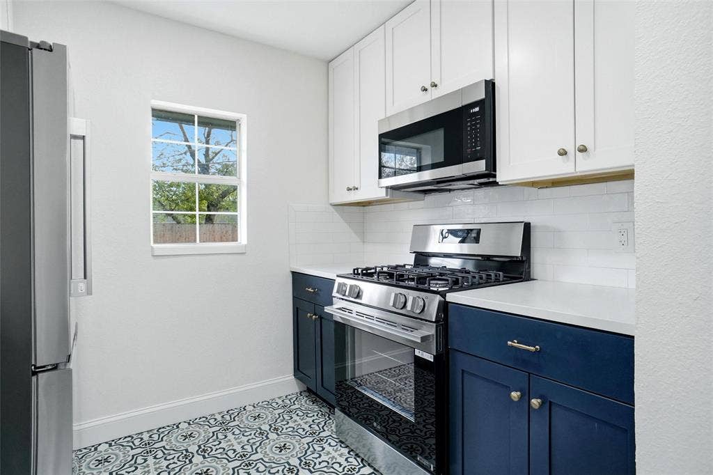 10430 Desdemona Drive, Dallas, TX 75228 New stainless gas oven range, microwave and refrigerator.