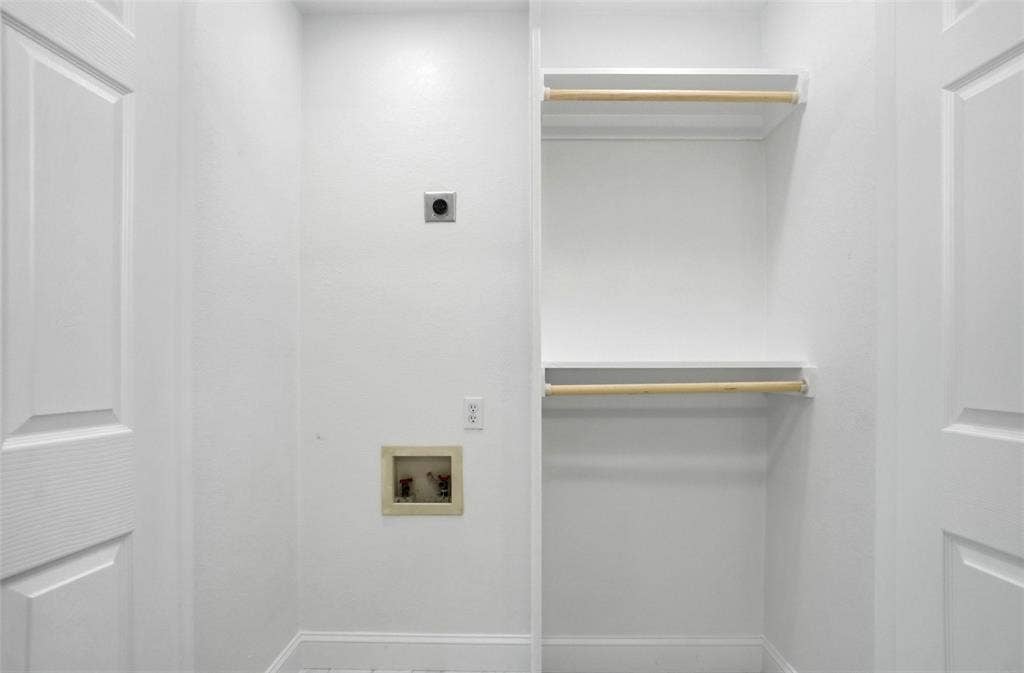 10430 Desdemona Drive, Dallas, TX 75228 Stackable laundry and closet