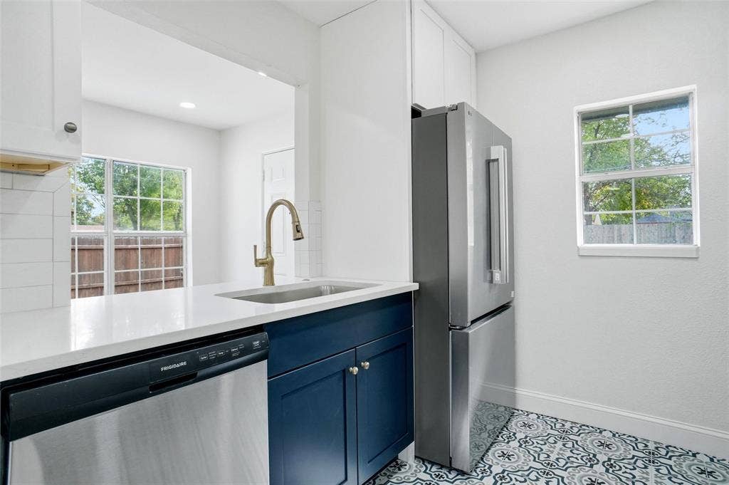 10430 Desdemona Drive, Dallas, TX 75228 Kitchen with opening to dining room