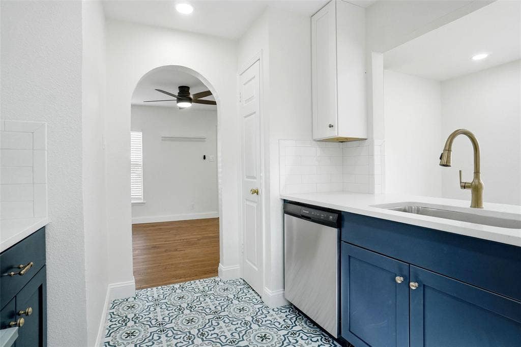 10430 Desdemona Drive, Dallas, TX 75228 Arch opening from living to kitchen