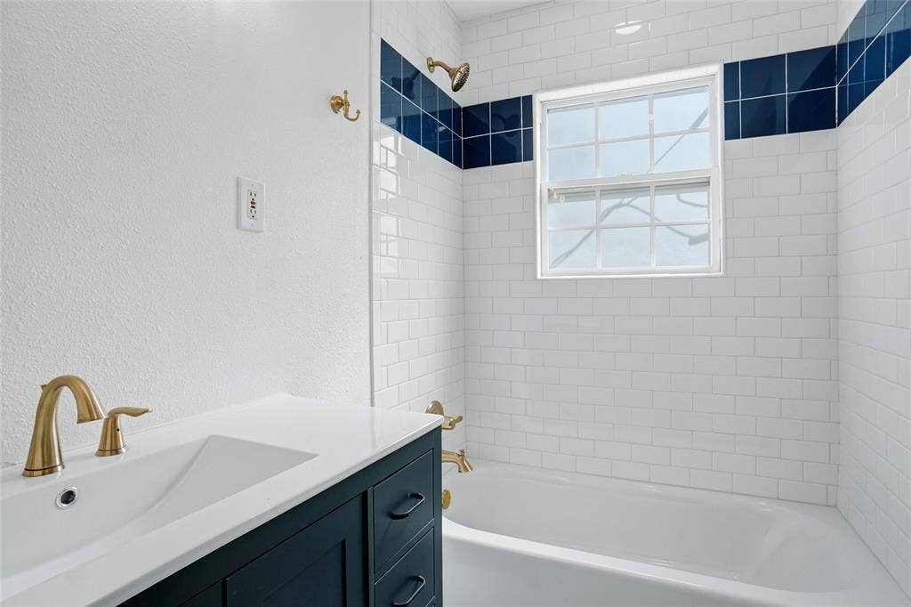 10430 Desdemona Drive, Dallas, TX 75228 Updated hall full bathroom