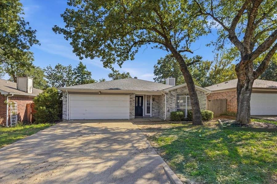 Property photo for 1211 Glen Creek Drive, Mansfield, TX