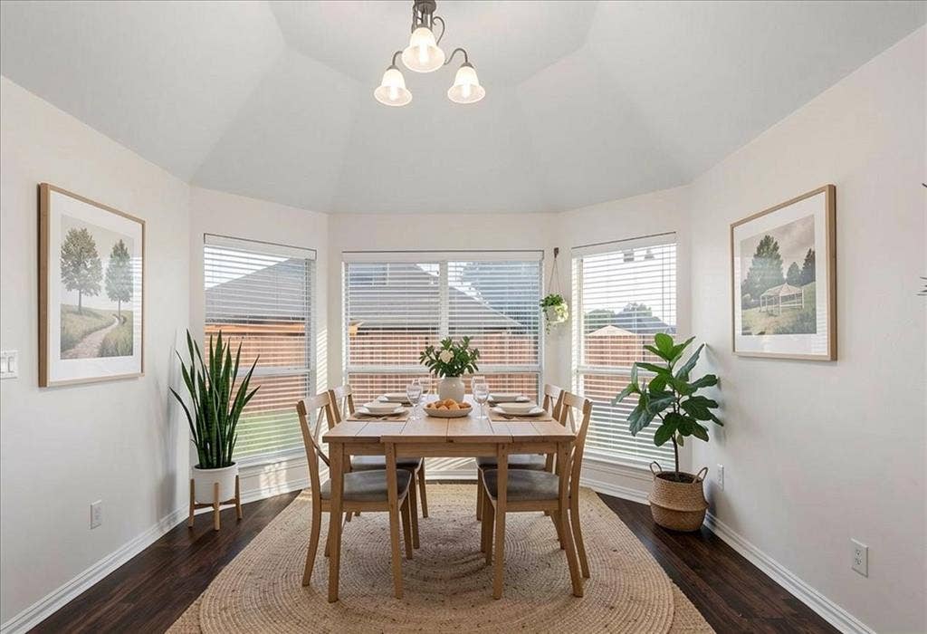Large open space - Staged dining