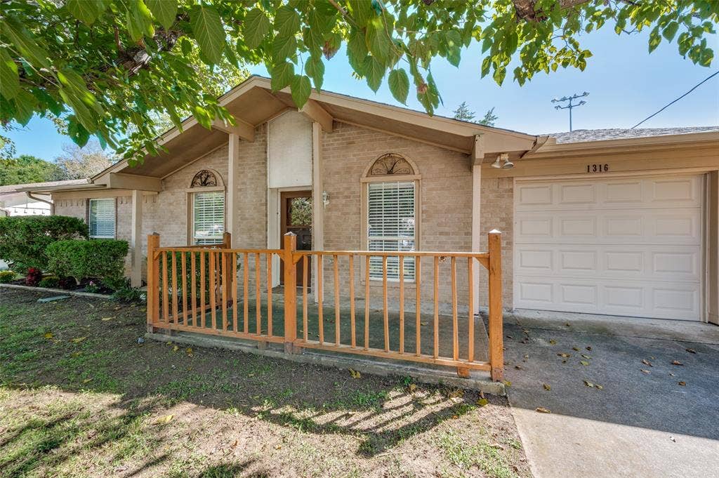 1316 Saturn Drive, Cedar Hill, TX 75104