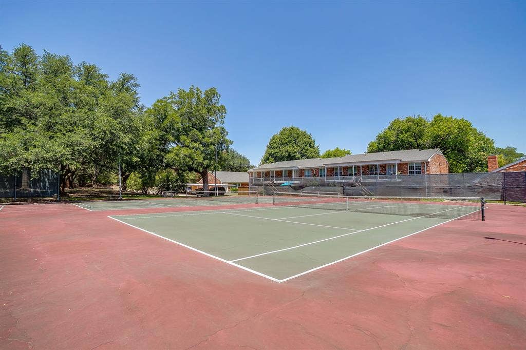 901 Roaring Springs Road, Fort Worth, TX 76114