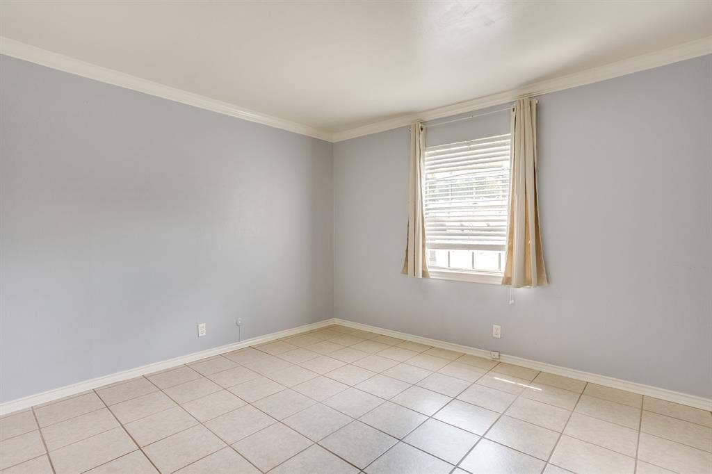901 Roaring Springs Road, Fort Worth, TX 76114