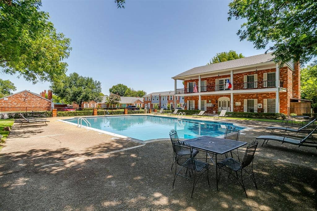 901 Roaring Springs Road, Fort Worth, TX 76114
