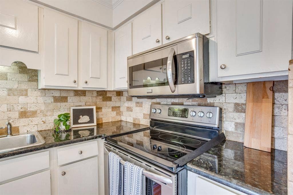 901 Roaring Springs Road, Fort Worth, TX 76114