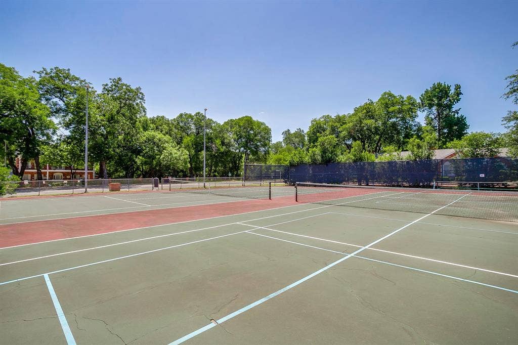 901 Roaring Springs Road, Fort Worth, TX 76114