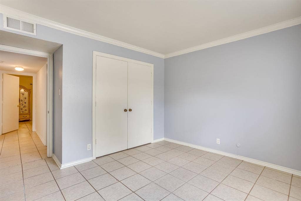 901 Roaring Springs Road, Fort Worth, TX 76114