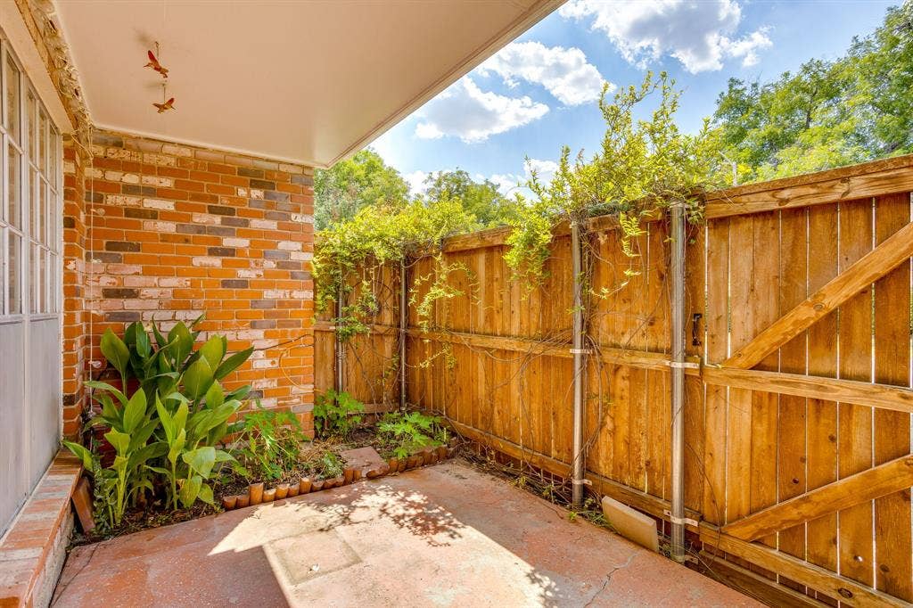 901 Roaring Springs Road, Fort Worth, TX 76114