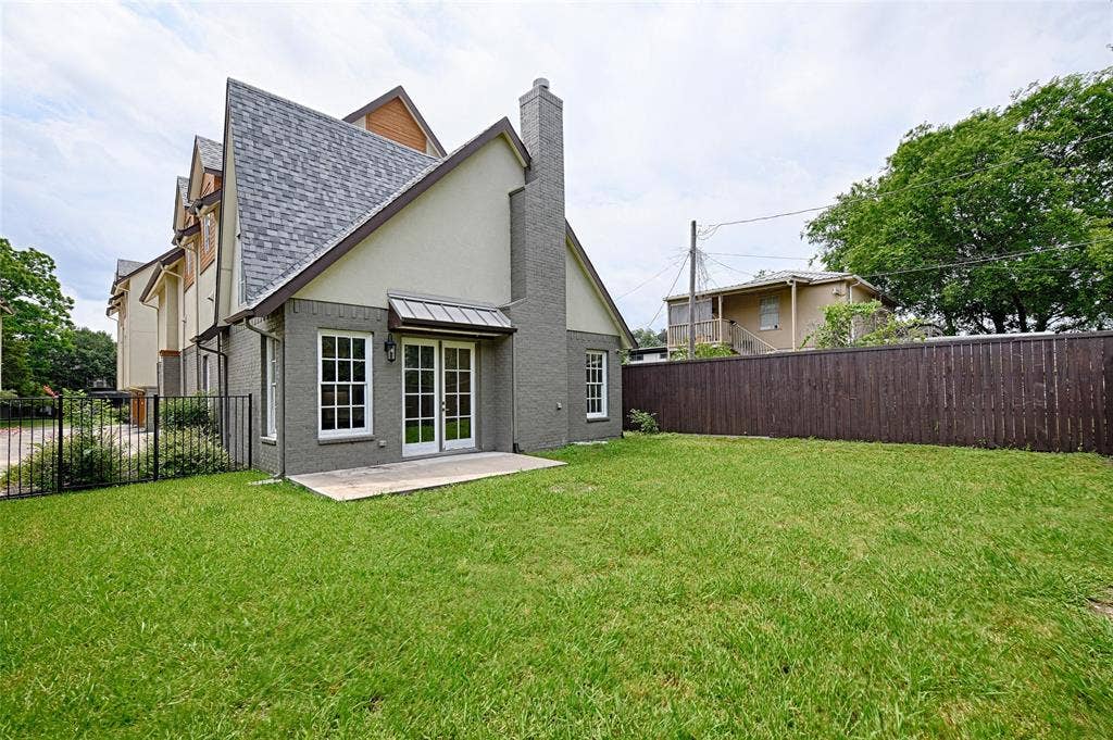 Private yard to unit