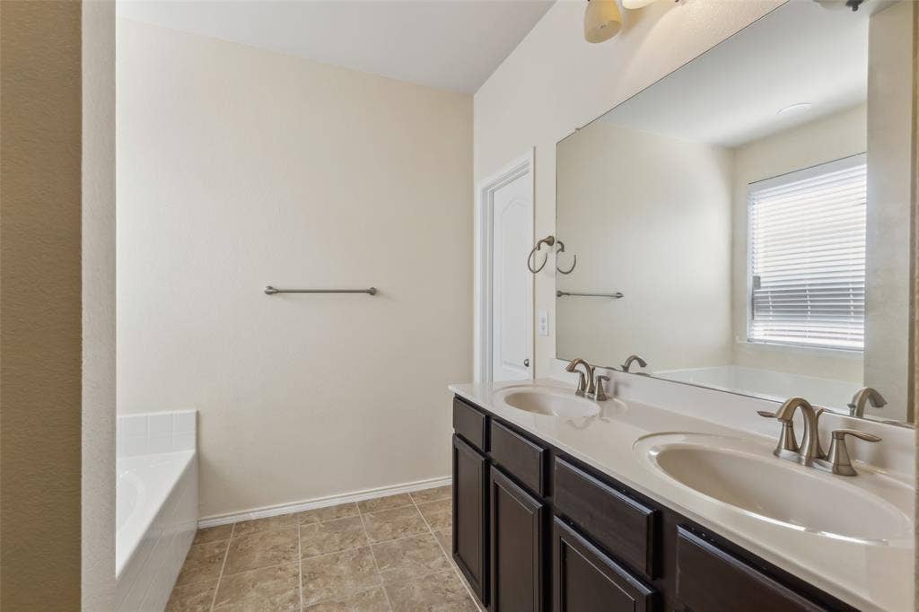 2030 Abbey Road, Heartland, TX 75126