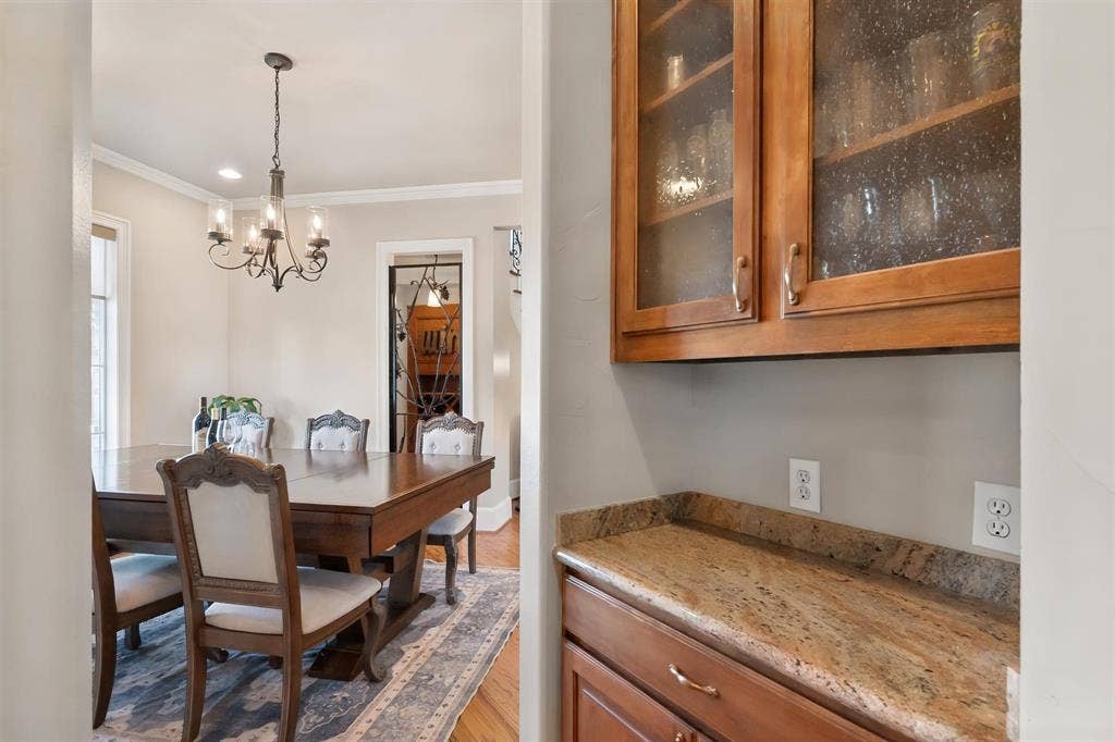 1016 Lighthouse Court, Grand Prairie, TX 75104 Built in serving area