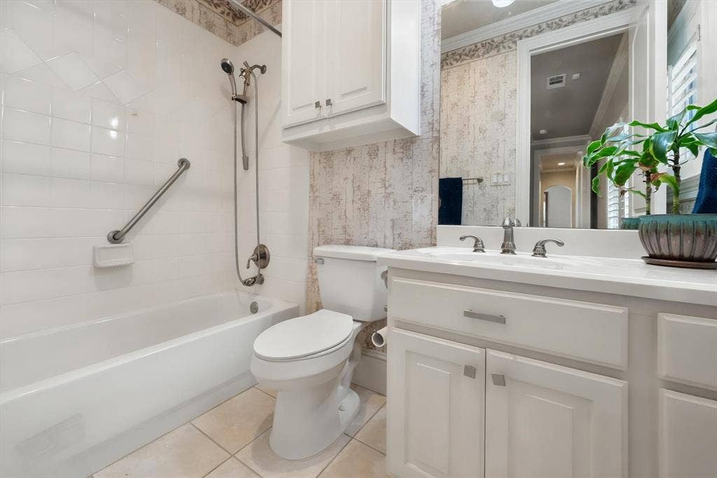 1016 Lighthouse Court, Grand Prairie, TX 75104 First floor ensuite bath