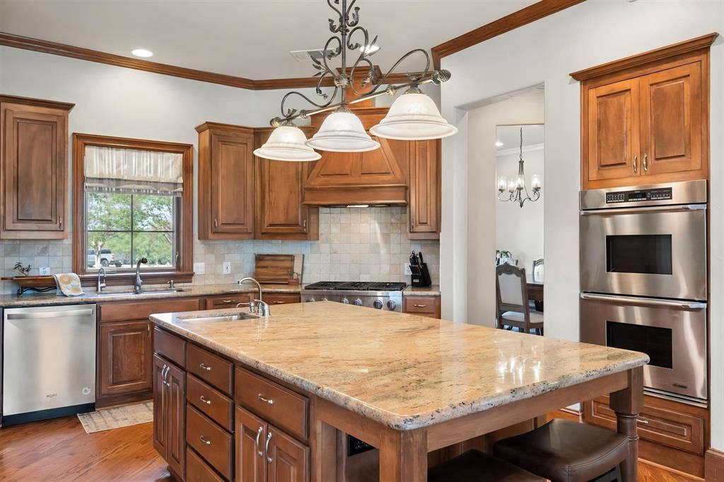 1016 Lighthouse Court, Grand Prairie, TX 75104 Gourmet kitchen with professional grade appliances
