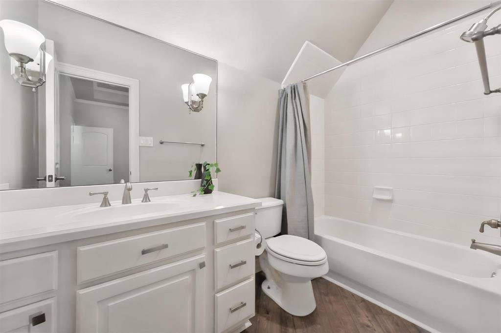 1016 Lighthouse Court, Grand Prairie, TX 75104 Bathroom