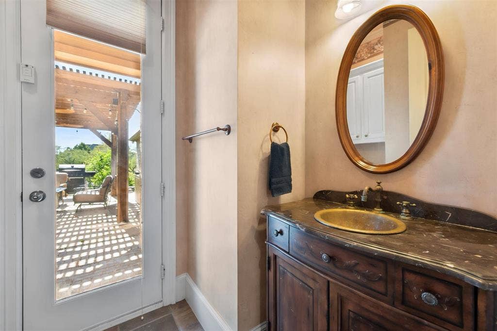 1016 Lighthouse Court, Grand Prairie, TX 75104 Pool bath