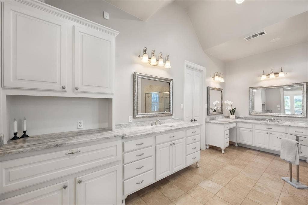 1016 Lighthouse Court, Grand Prairie, TX 75104 Primary Bathroom