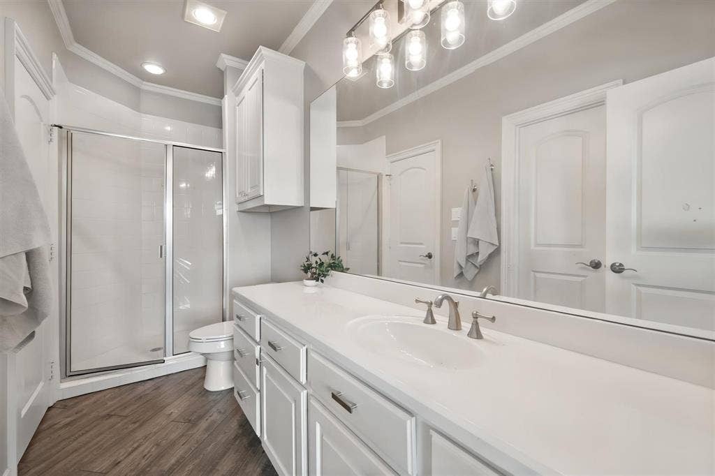 1016 Lighthouse Court, Grand Prairie, TX 75104 Bathroom