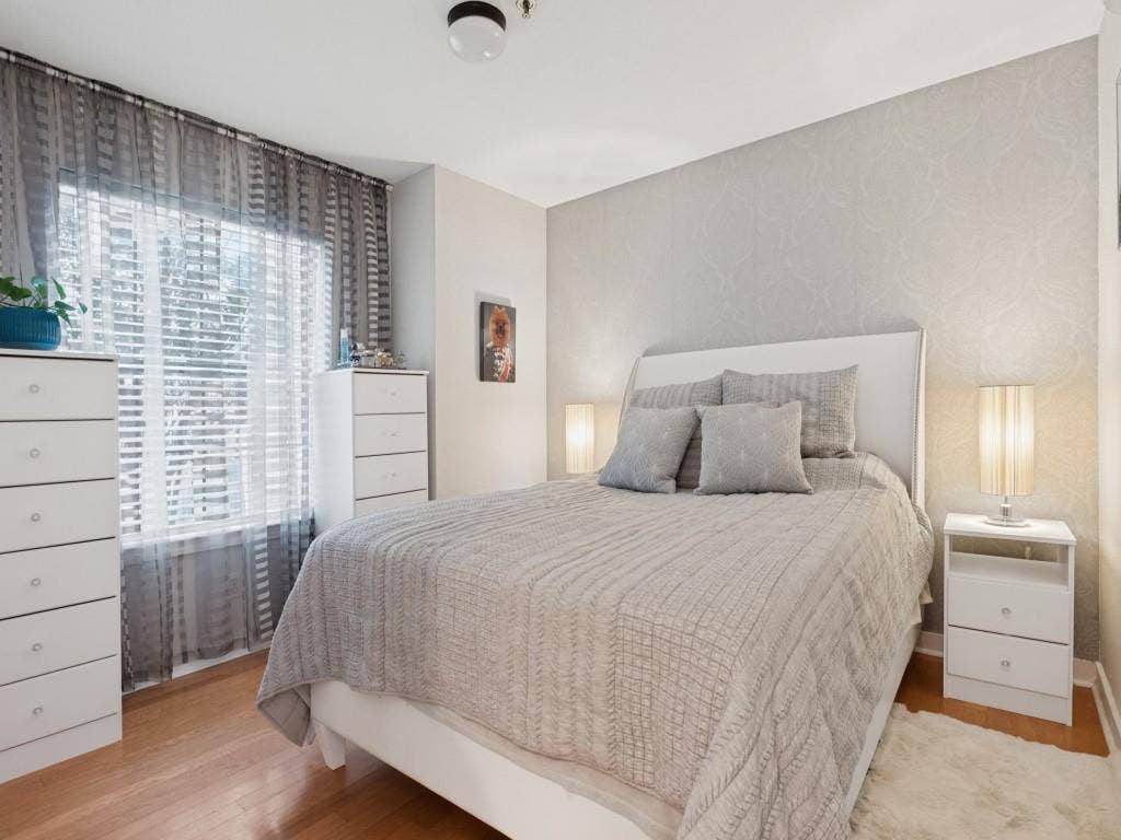 Bedroom with 2 closets Queen size bed