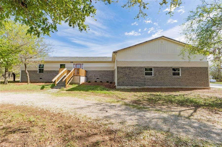 Property photo for 211 E Bay Drive, Bridgeport, TX