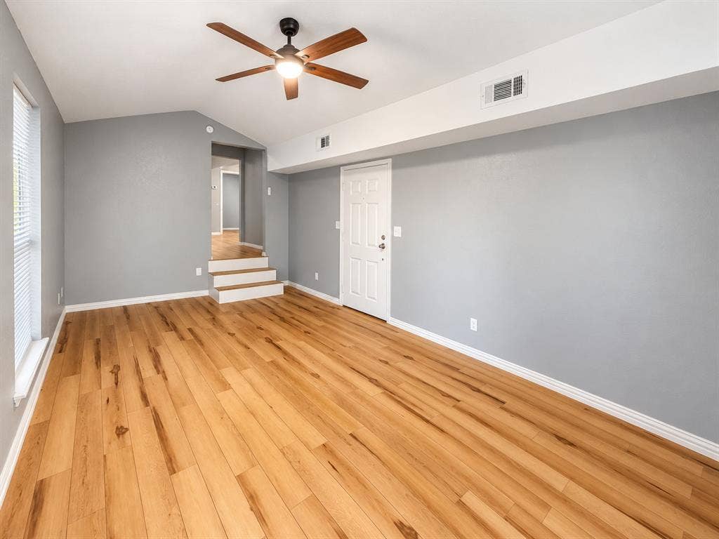 1032 W Oak Street, Weatherford, TX 76086
