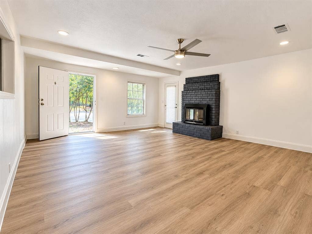 1032 W Oak Street, Weatherford, TX 76086